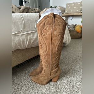NEVER WORN Suede Steve Madden Lasso Boot 
Size 8.5